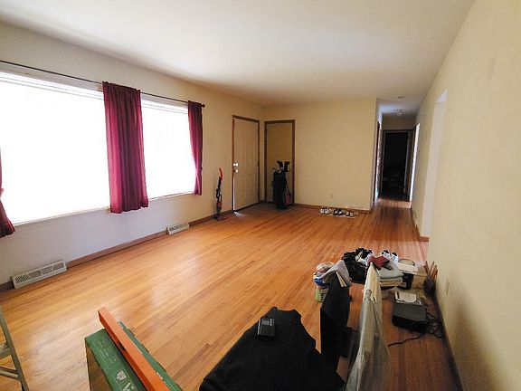 3rd image of 1306 Crestview Rd