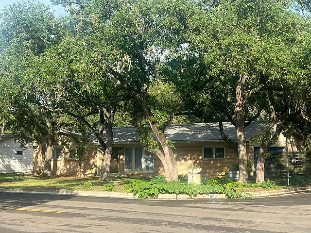 3 bed, 1582 sqft, $2,700 — Photo 2