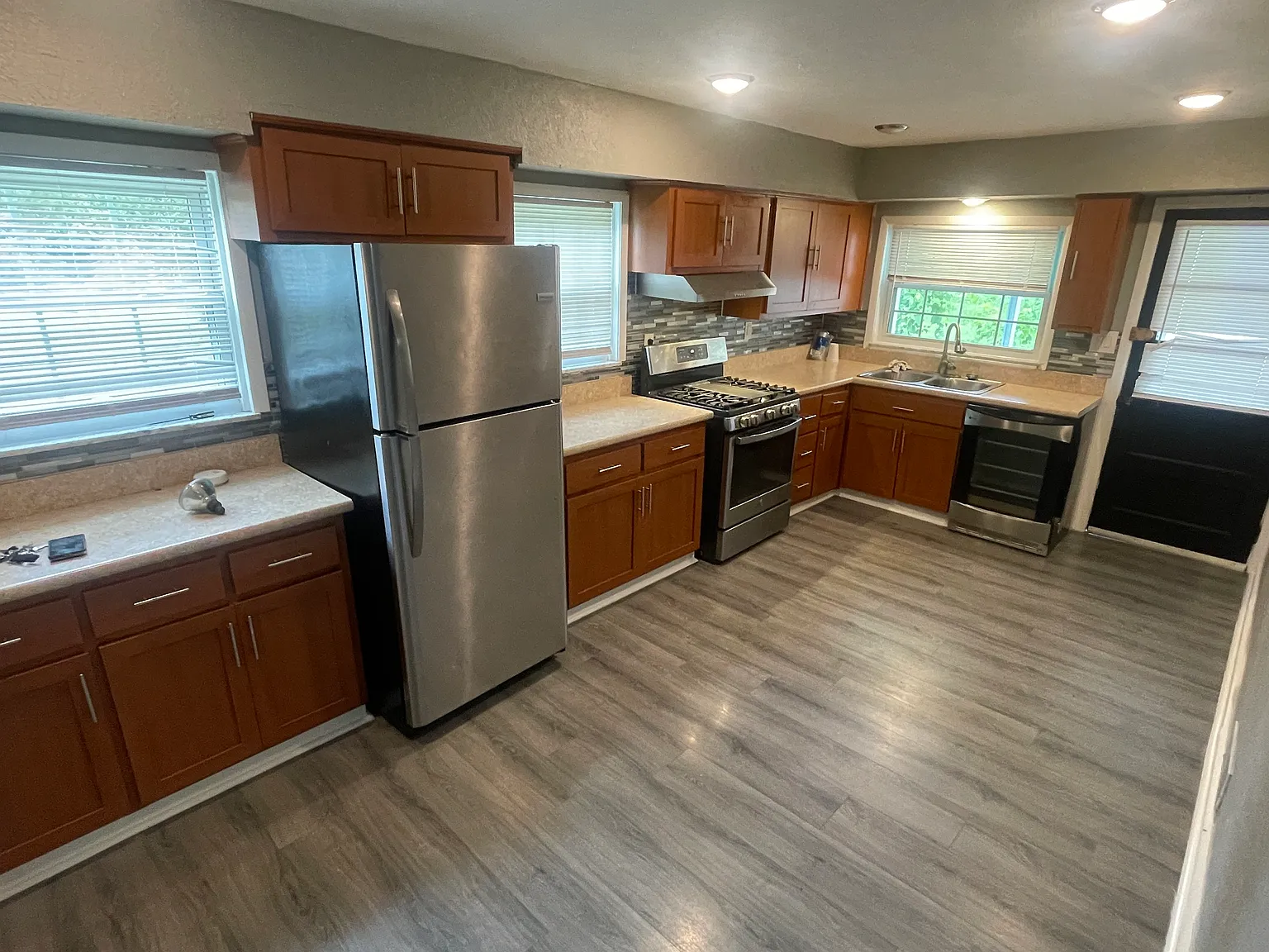 3 bed, 915 sqft, $1,500 — Photo 3