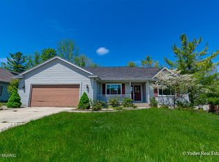 767 Ridgefield Dr, Coopersville, MI 49404