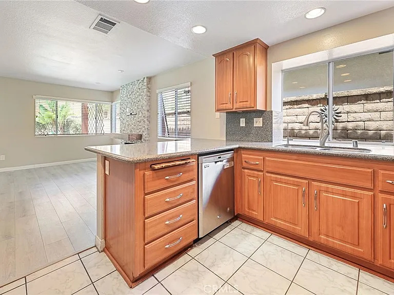 23205 Azela Cir — Photo 16