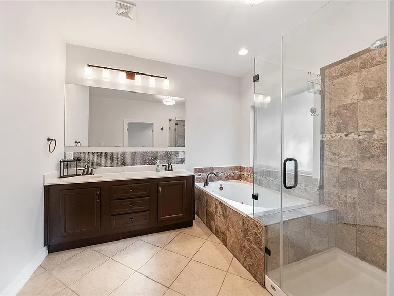 110 Lords Cir — Photo 15