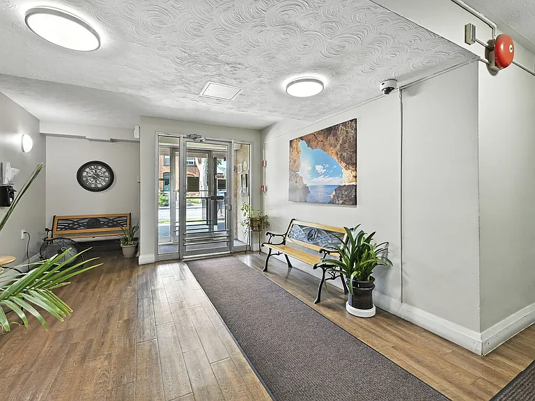 126 Charlton Ave W — Photo 6