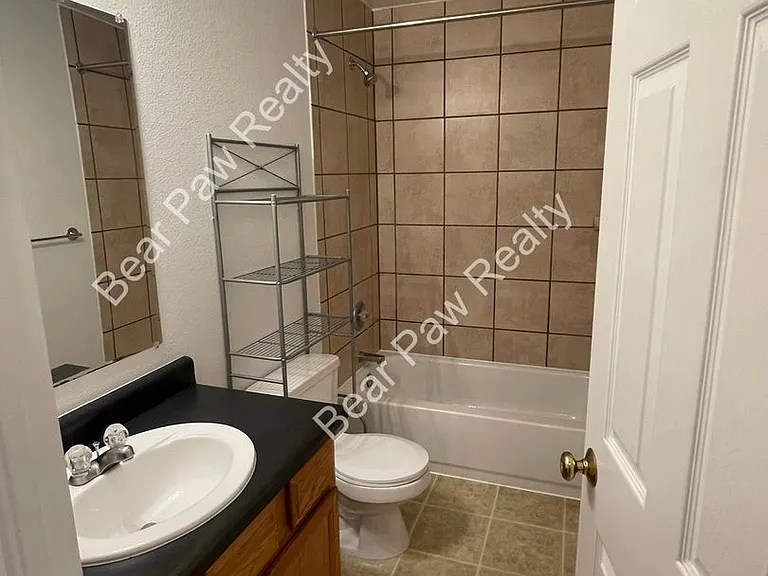 1218 Taft Ave — Photo 9