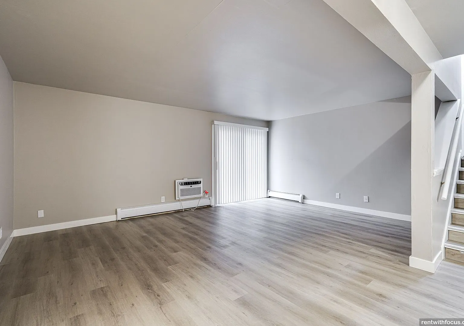Camelot Court Apartments (Calumet Terrace) — Photo 2