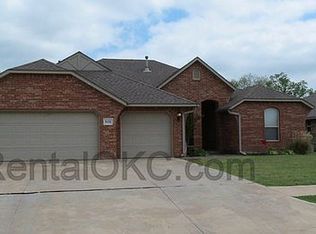 928 Ashwood Ln, Moore, OK 73160