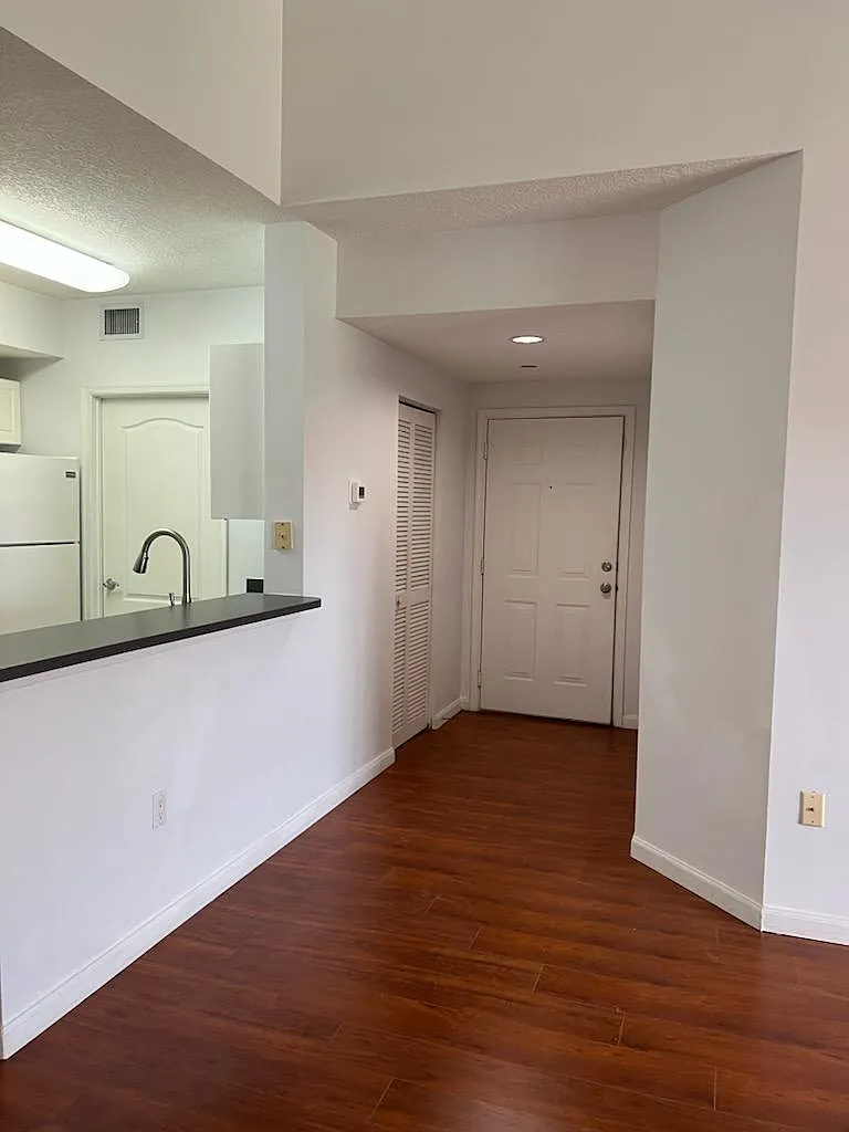 2 bed, 1002 sqft, $1,775 — Photo 3