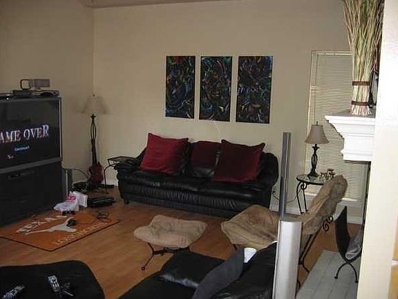 5th image of 905 W 22nd 1/2 St APT 202