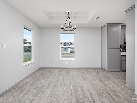 5th image of 3309 Mauricio Ave