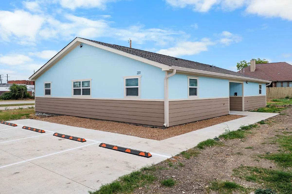 201 S Commerce St in Mart, TX 76664 — Photo 2