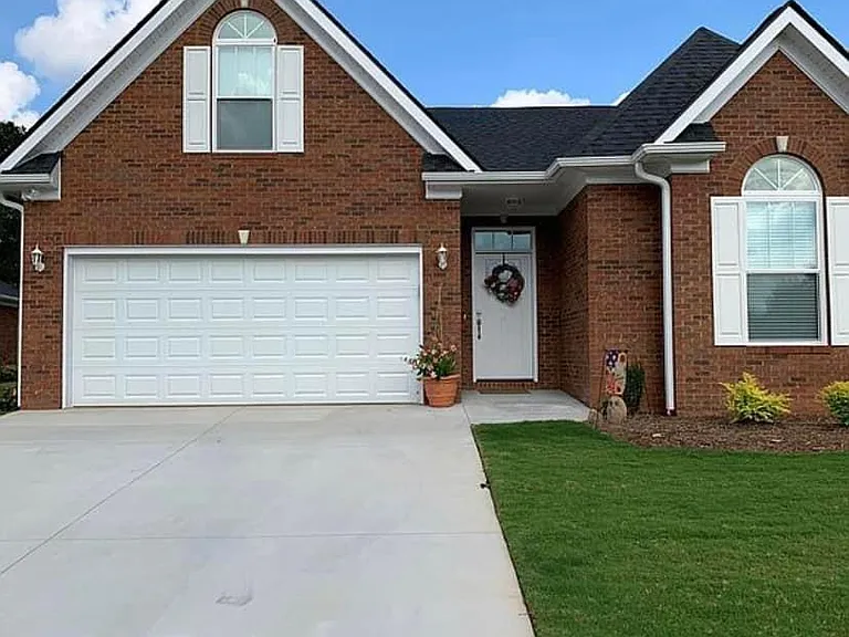 300 Canterbury Ln — Photo 1