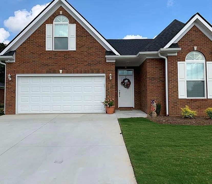 1st image of 300 Canterbury Ln