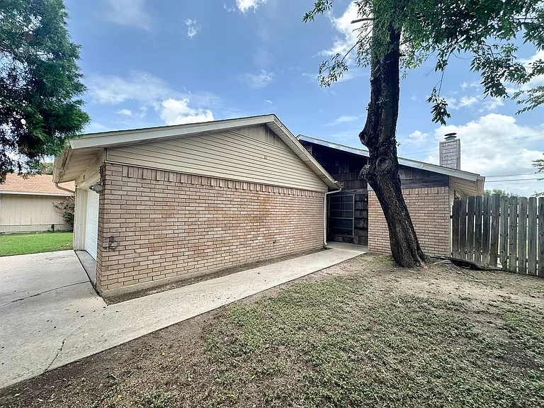 2312 Silverhill Dr — Photo 1