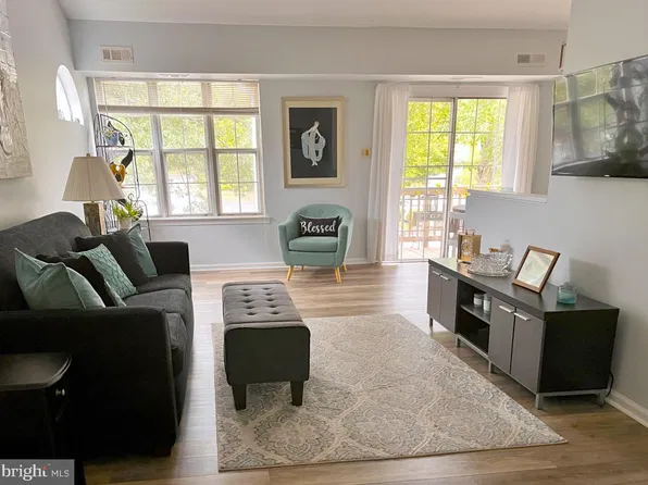 406 Beacon Hill Dr, Southampton, PA 18966