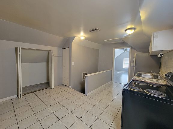 3rd image of 809 9th Ave N APT 5