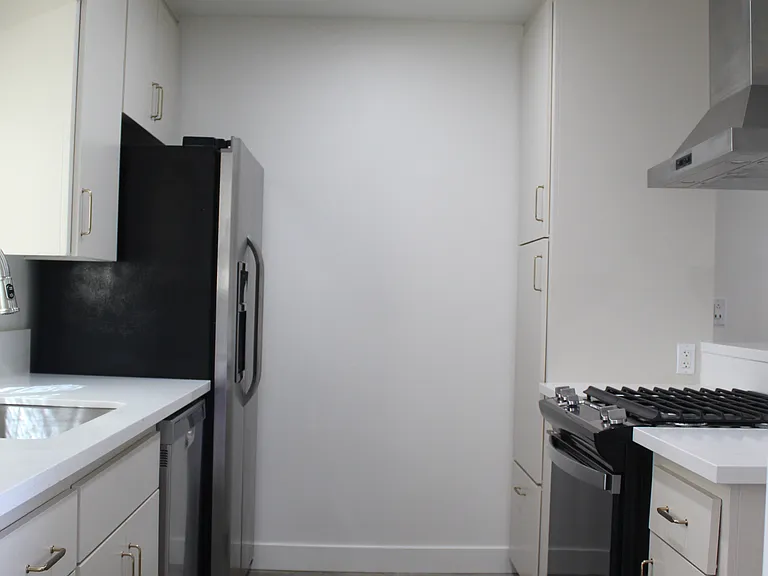 1135 Myra Ave — Photo 2