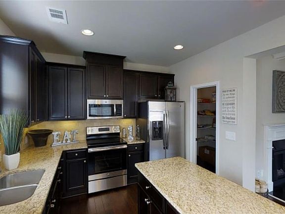5th image of 2410 Fitts Dr