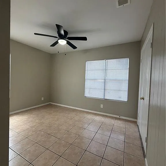 700 E Sam Houston Blvd — Photo 4