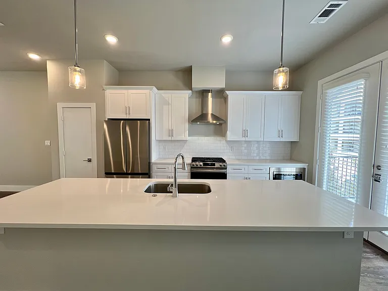 714 N Plano Rd — Photo 16