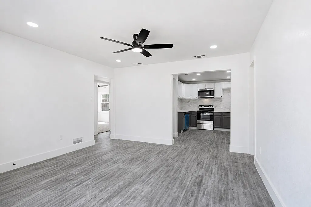 3 bed, 2.0 bath, 1300 sqft, $2,200 — Photo 3