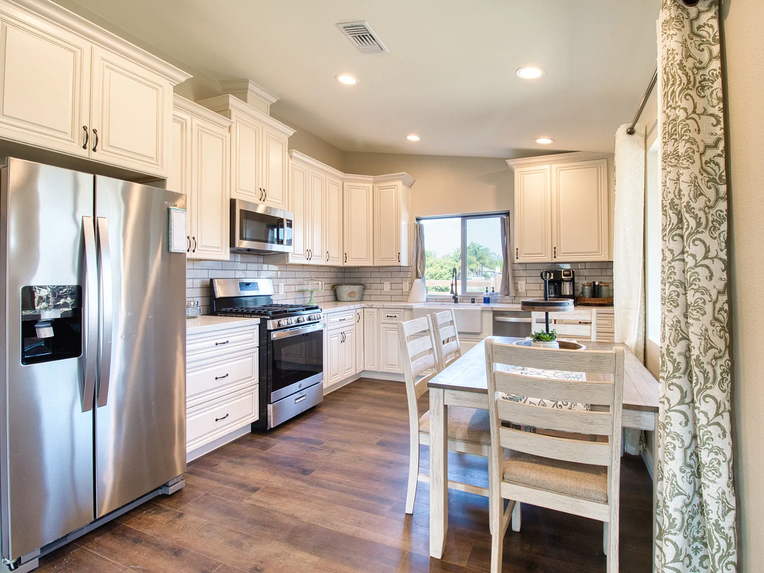15671 Ridgeway Ave — Photo 2