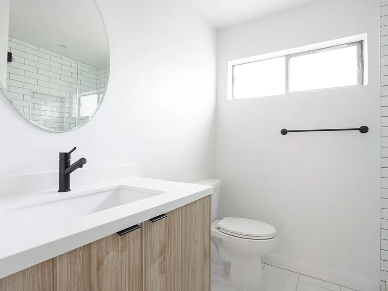 725 Hayworth Apartments — Photo 15