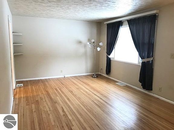 4th image of 834 Avenue C
