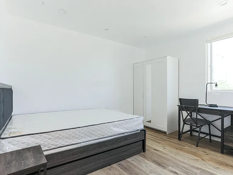 1534 W 35th St — Photo 26