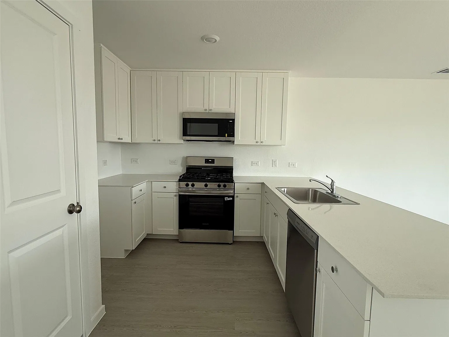 4 bed, 2.0 bath, 1614 sqft, $1,698 — Photo 3