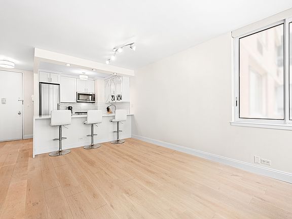 4th image of 235 E 40th St APT 6E