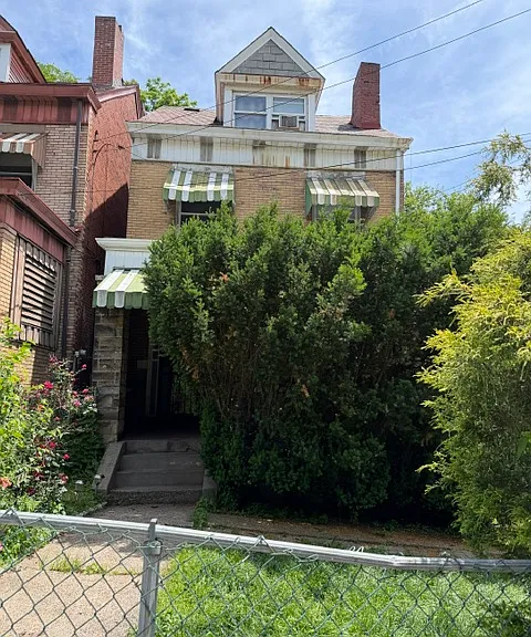 142 Robinson St — Photo 1