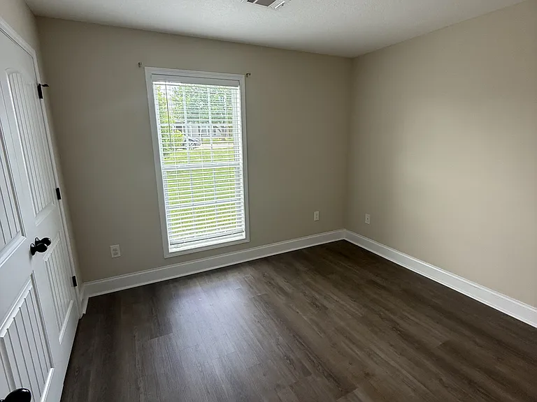 108 Ellington Ct — Photo 2