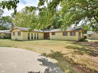 1220 N Pine St, Waurika, OK 73573
