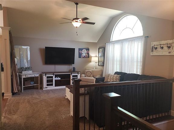 4th image of 617 SW Nelson Dr