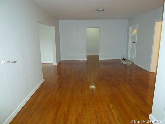 4th image of 834 Medina Ave