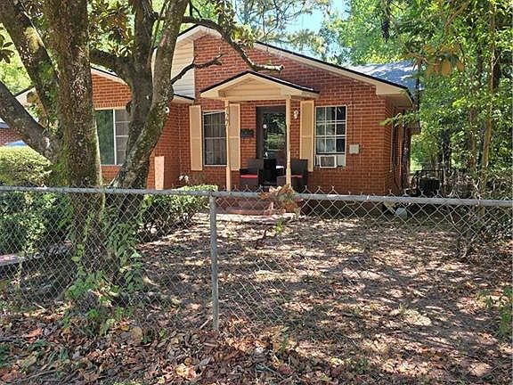 2nd image of 727 Douglas St