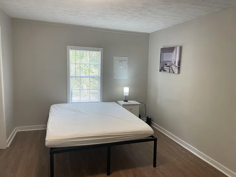Queen size bed. This room is newly renovated!