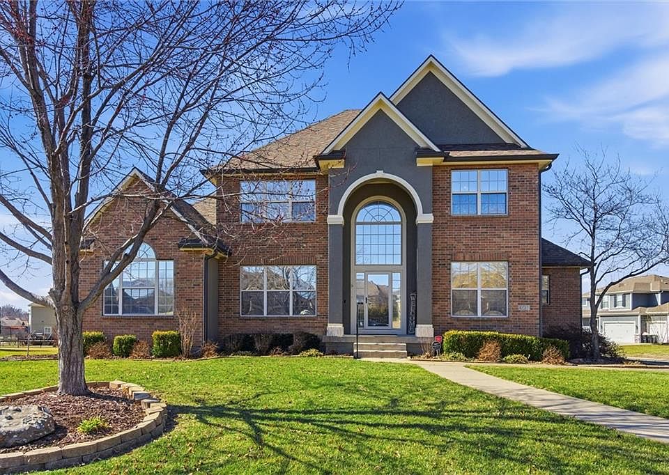 1st image of 401 SE Hackamore Ct