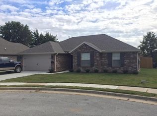 302 E Summerwood Ct, Rogers, AR 72758