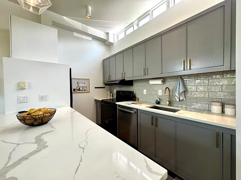 410 13th Ave E #Penthouse 3 — Photo 2