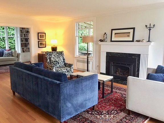 living room w/gas fireplace