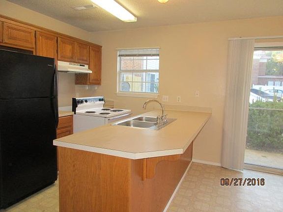 4th image of 410 SE J St APT A