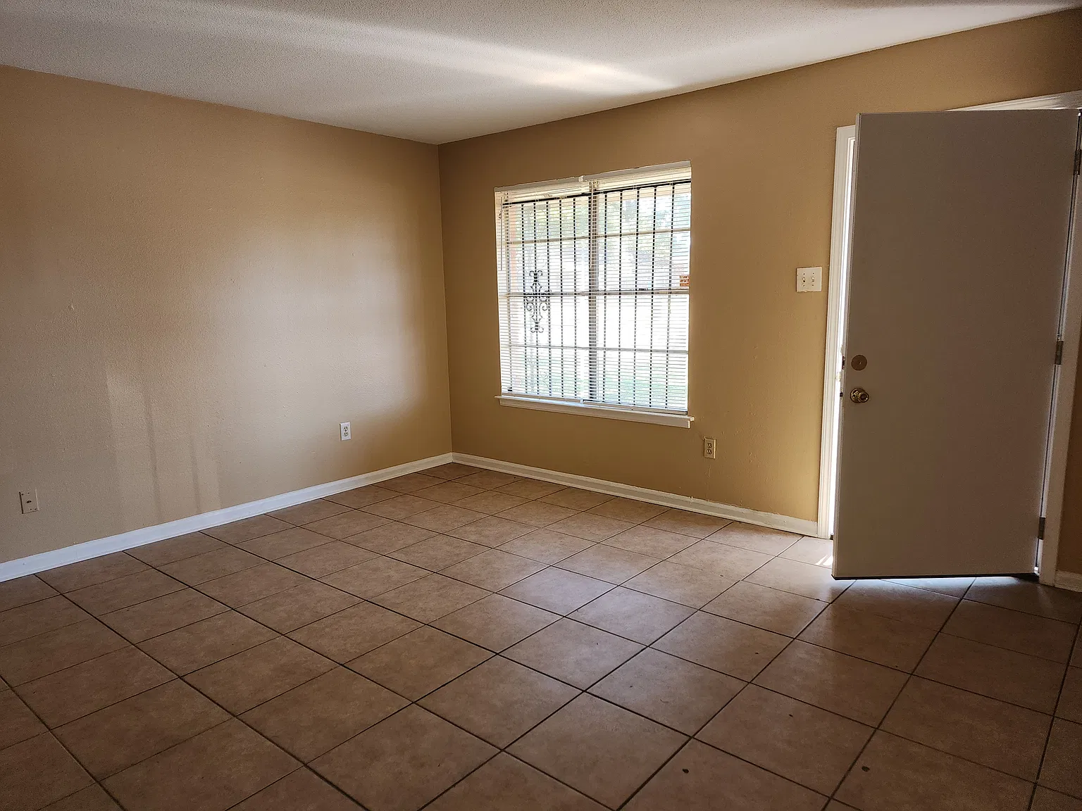 4 bed, 1.5 bath, 1389 sqft, $1,150 — Photo 2
