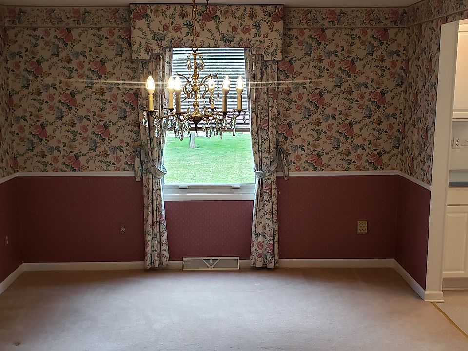 Dining Room 14' x 11'
