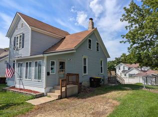 314 W Chestnut St, Freeport, IL 61032