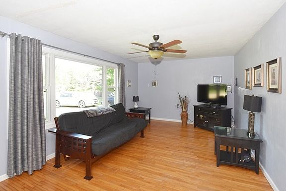 3rd image of 1122 Elm Dr