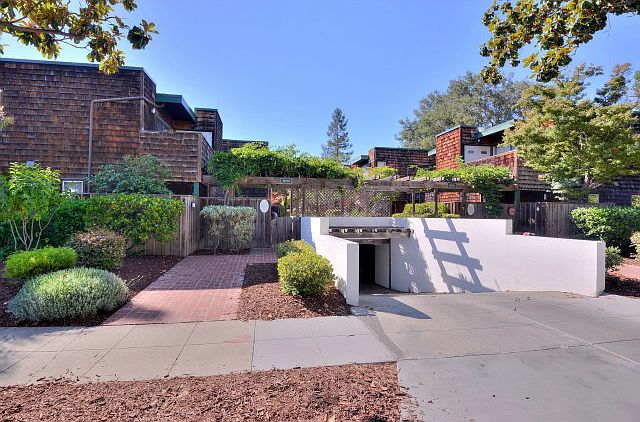 1st image of 625 Forest Ave #3