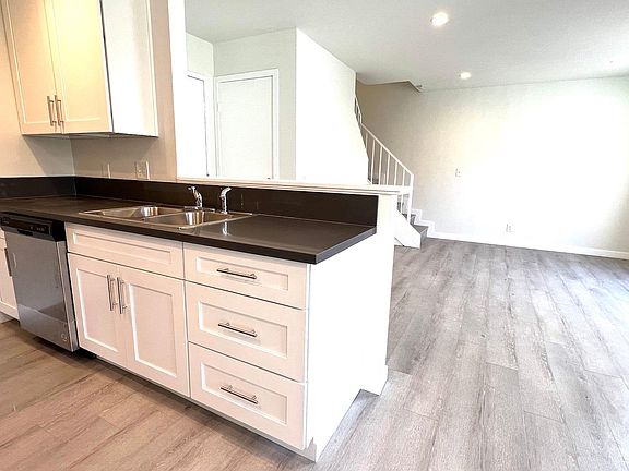 4th image of 4735 Oakwood Ave #8