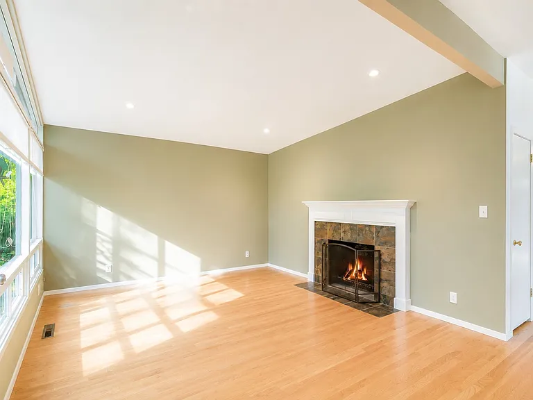 4516 NE 94th St — Photo 3