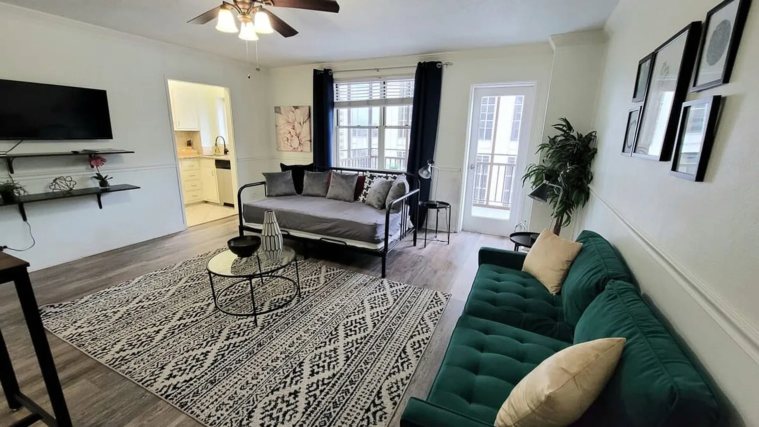 1 bed, 1.0 bath, 796 sqft, $2,558 — Photo 2